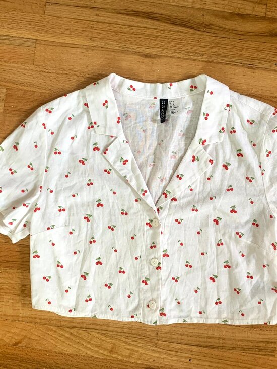 Linen Cherry Button Down - H&M Divided - size S - Picture 6 of 6
